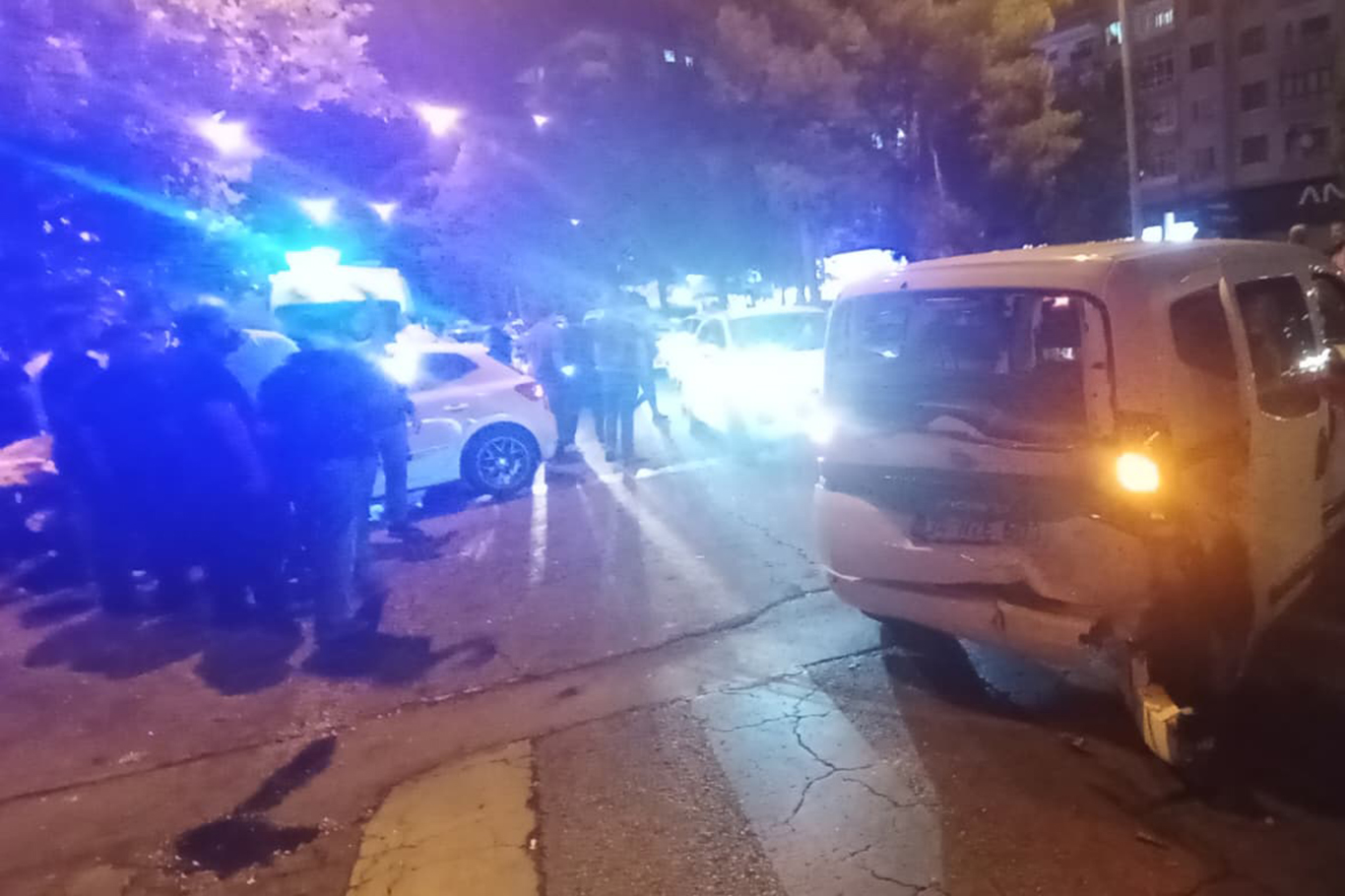 Diyarbakır'da 3 araç birbirine girdi: 1'i ağır 5 yaralı 