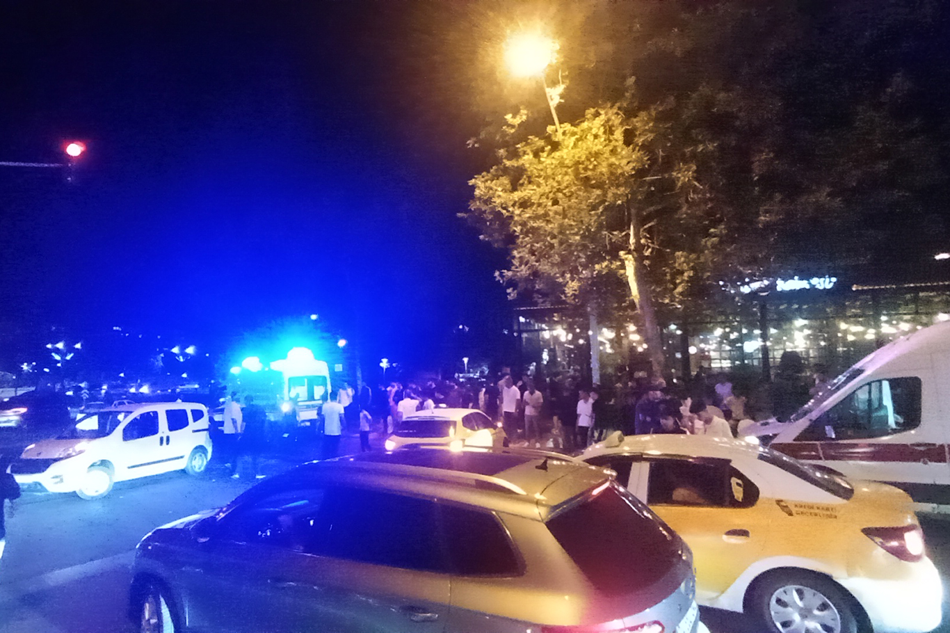 Diyarbakır'da 3 araç birbirine girdi: 1'i ağır 5 yaralı 