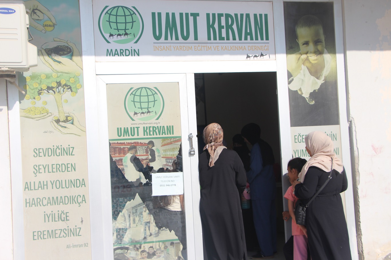 Umut Kervanı, Mardin'de onlarca aileye kırtasiye yardımı