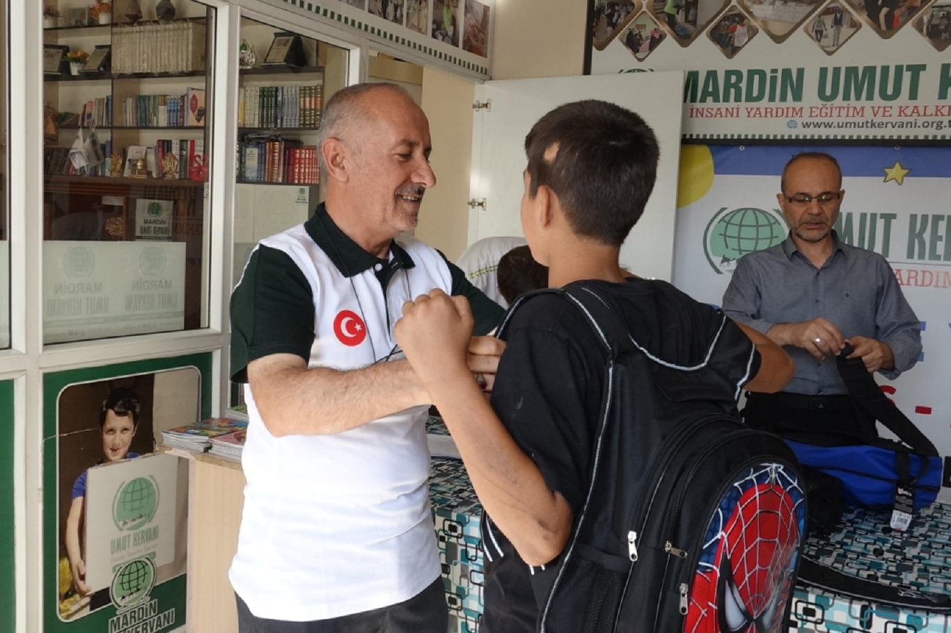 Umut Kervanı, Mardin'de onlarca aileye kırtasiye yardımı