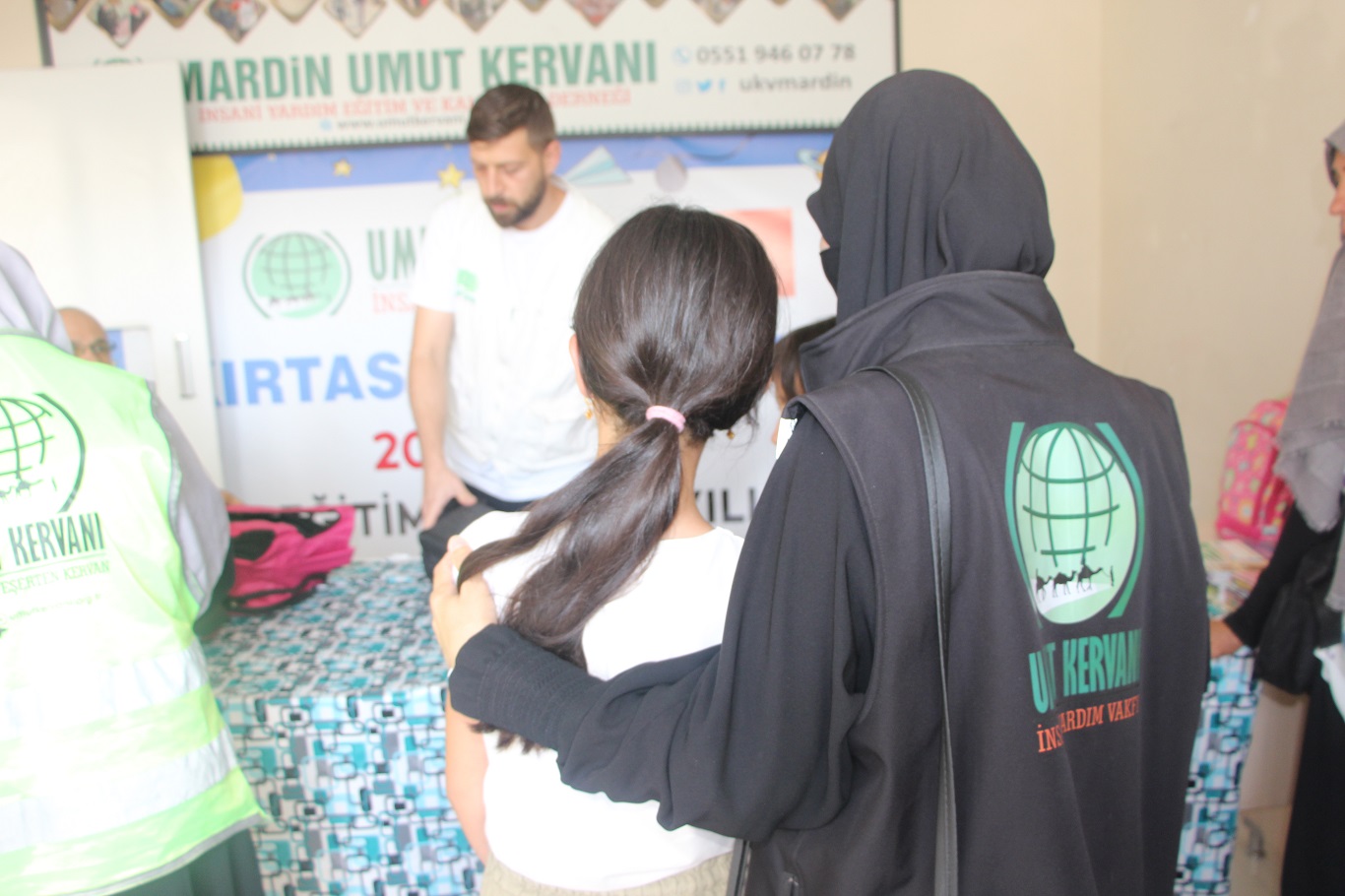 Umut Kervanı, Mardin'de onlarca aileye kırtasiye yardımı