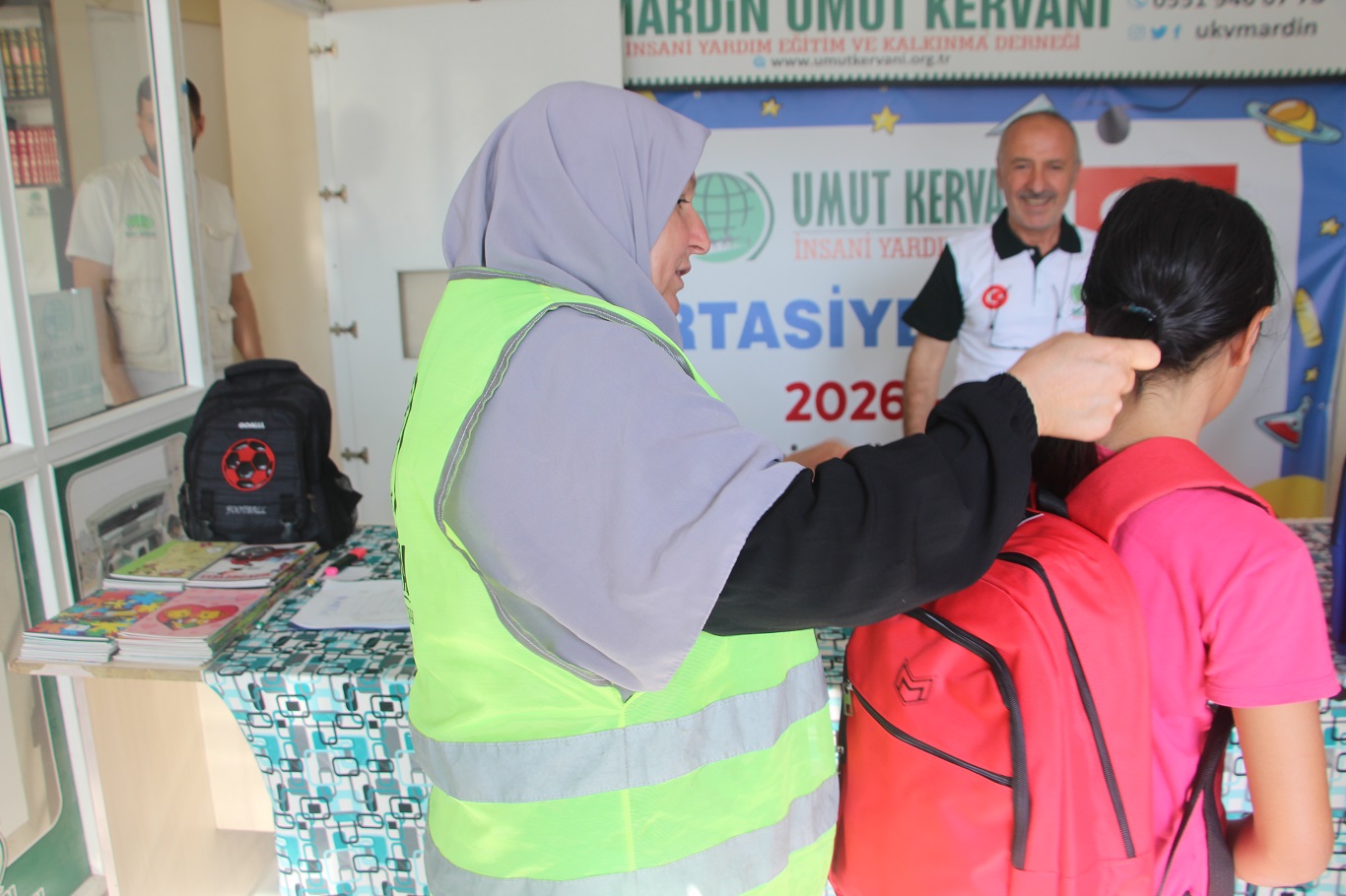 Umut Kervanı, Mardin'de onlarca aileye kırtasiye yardımı