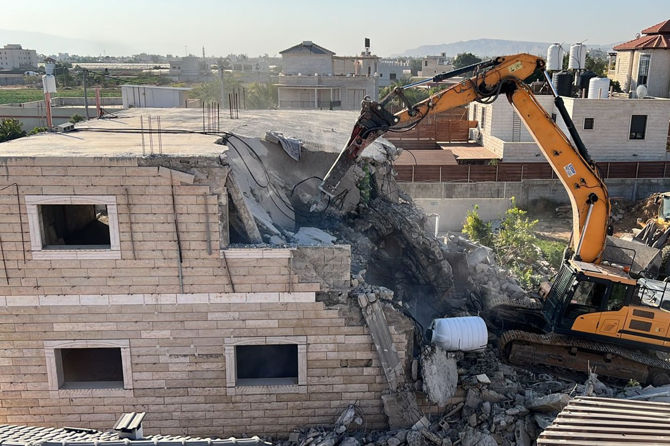 İşgalciler Kudüs'te Filistinli ailelerin yaşadığı binayı yıktı
