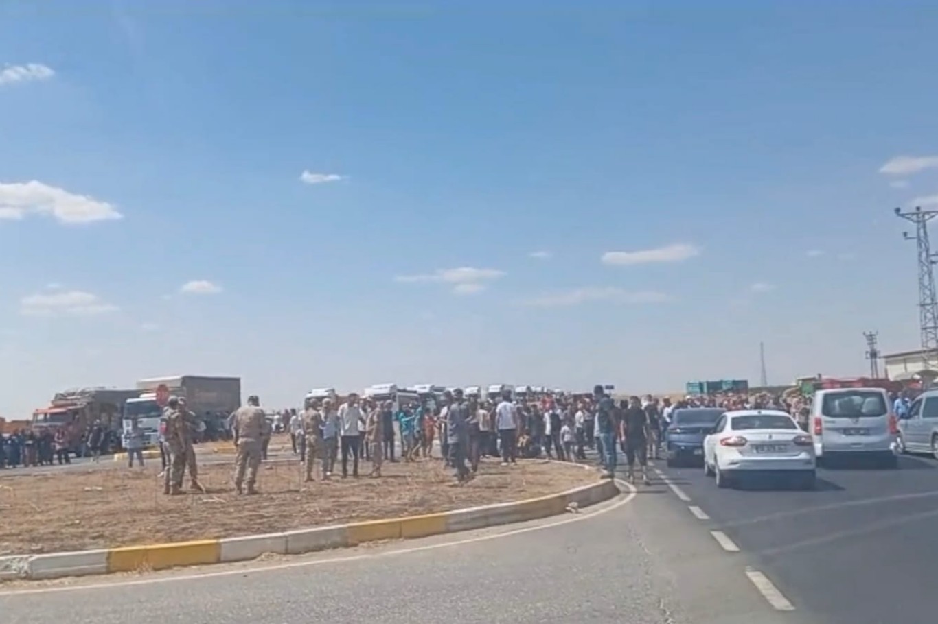 Mardin’de  3 günlük elektrik kesintisi eylemi: uluslararası ipekyolu trafiğe kapatıldı