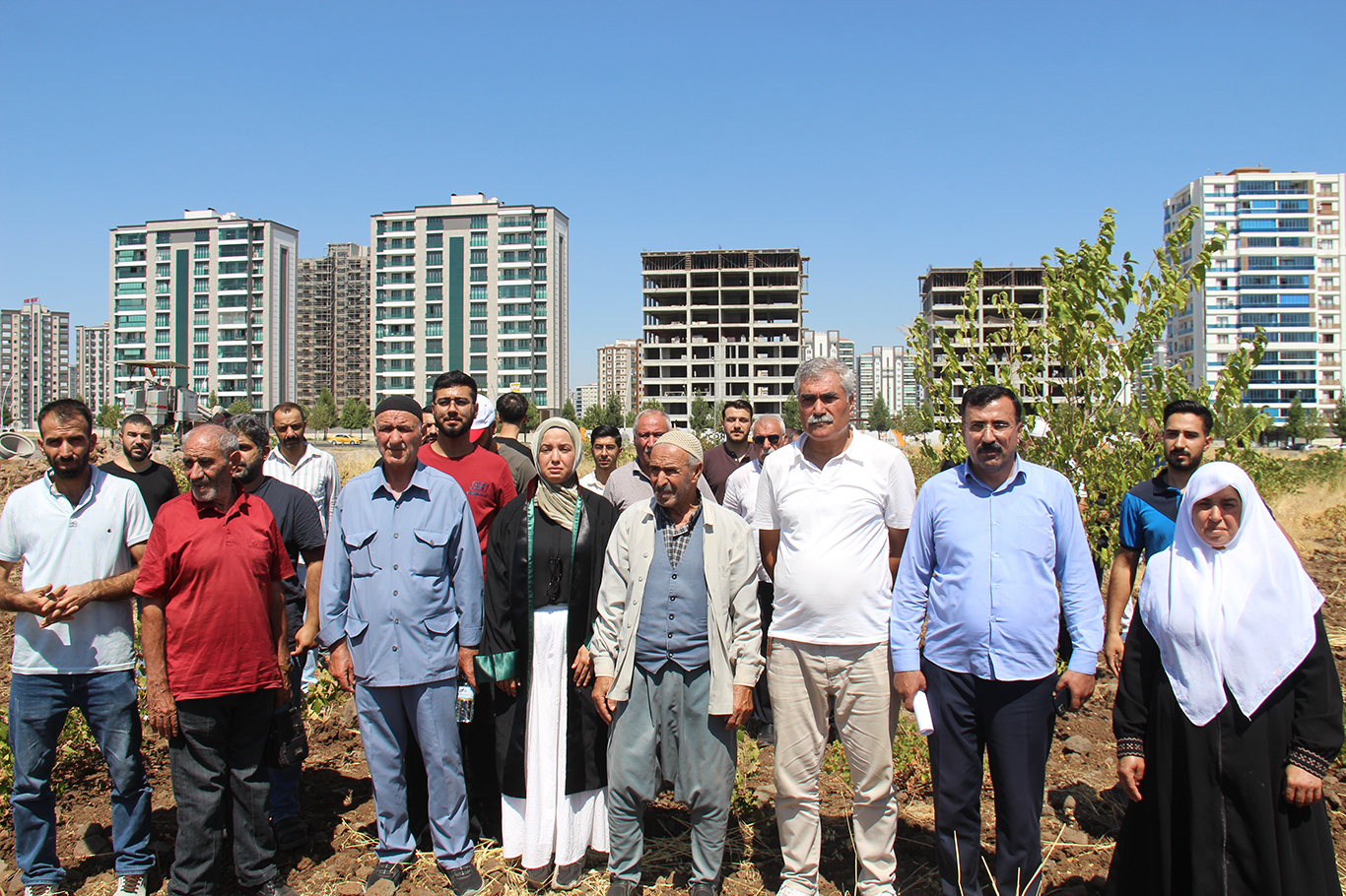 Diyarbakır'da 45 yıllık arazi mücadelesi: Emeğimiz yok sayılarak ihaleye çıkarıldı