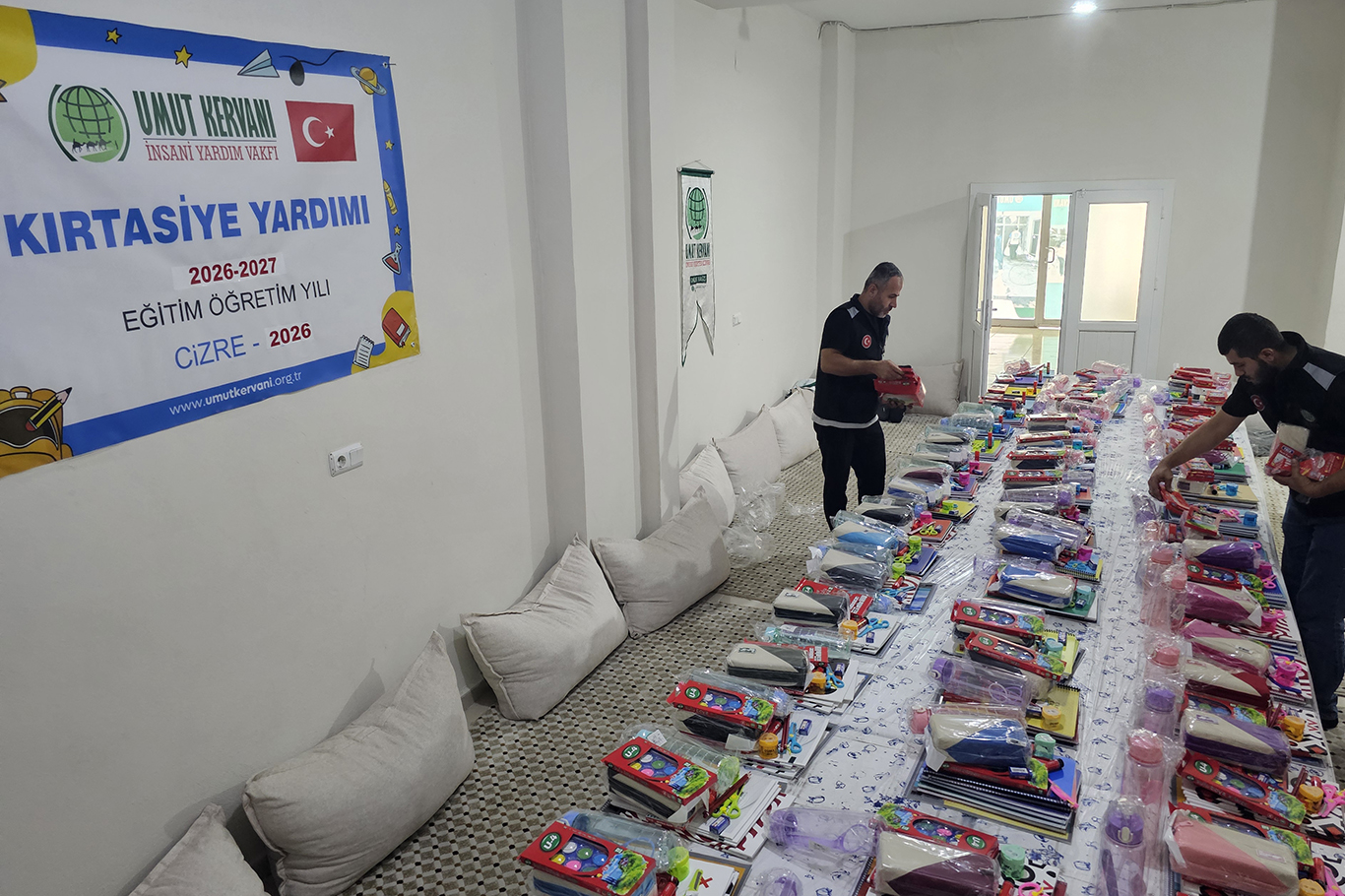 Cizre Umut Kervanı Derneğinden ihtiyaç sahibi öğrencilere kırtasiye yardımı