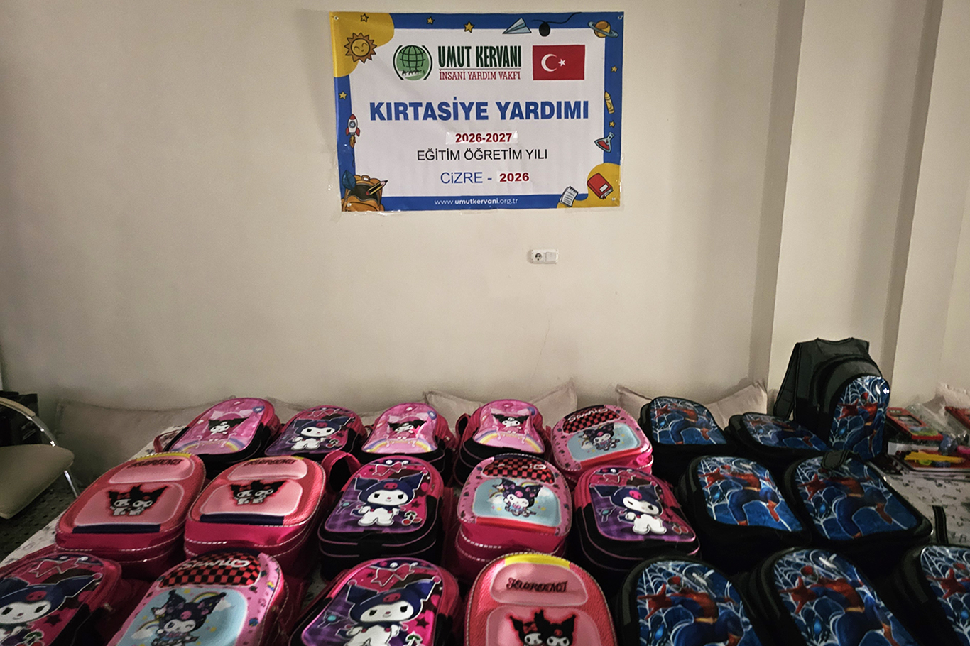 Cizre Umut Kervanı Derneğinden ihtiyaç sahibi öğrencilere kırtasiye yardımı