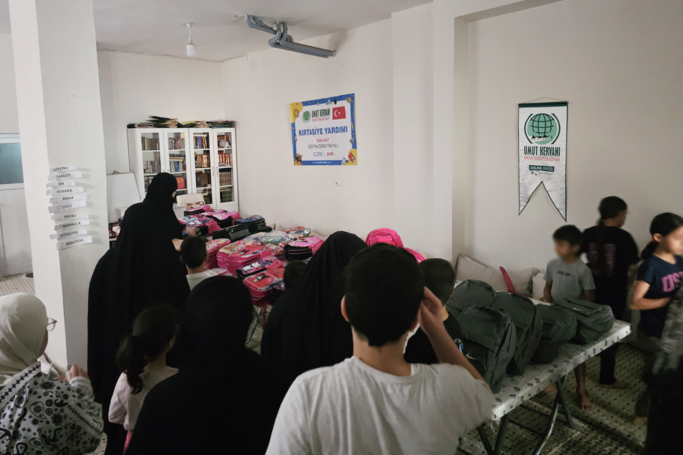 Cizre Umut Kervanı Derneğinden ihtiyaç sahibi öğrencilere kırtasiye yardımı