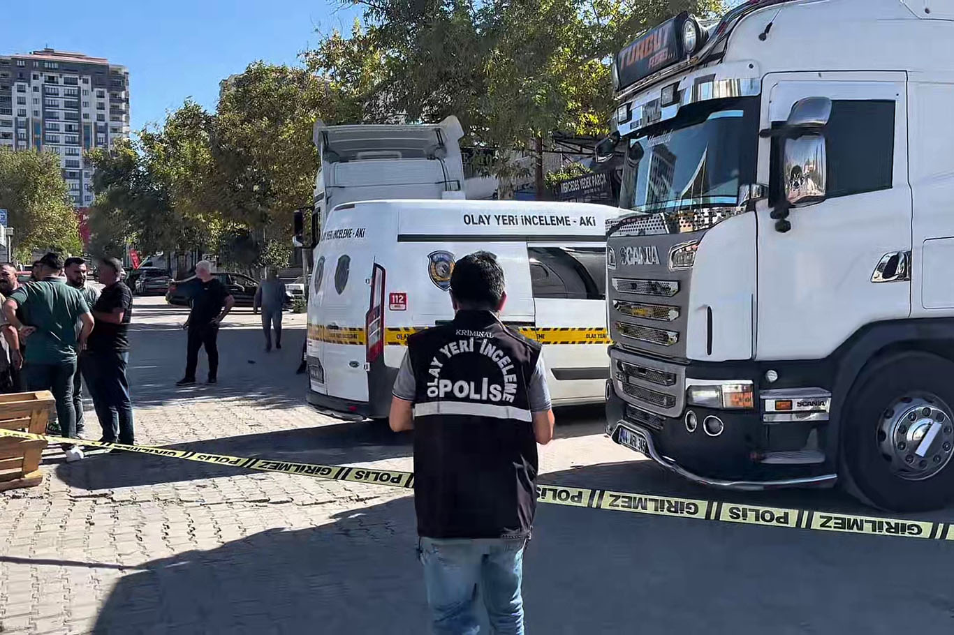 Husumetlisinin üzerine tır sürüp ağır yaraladı