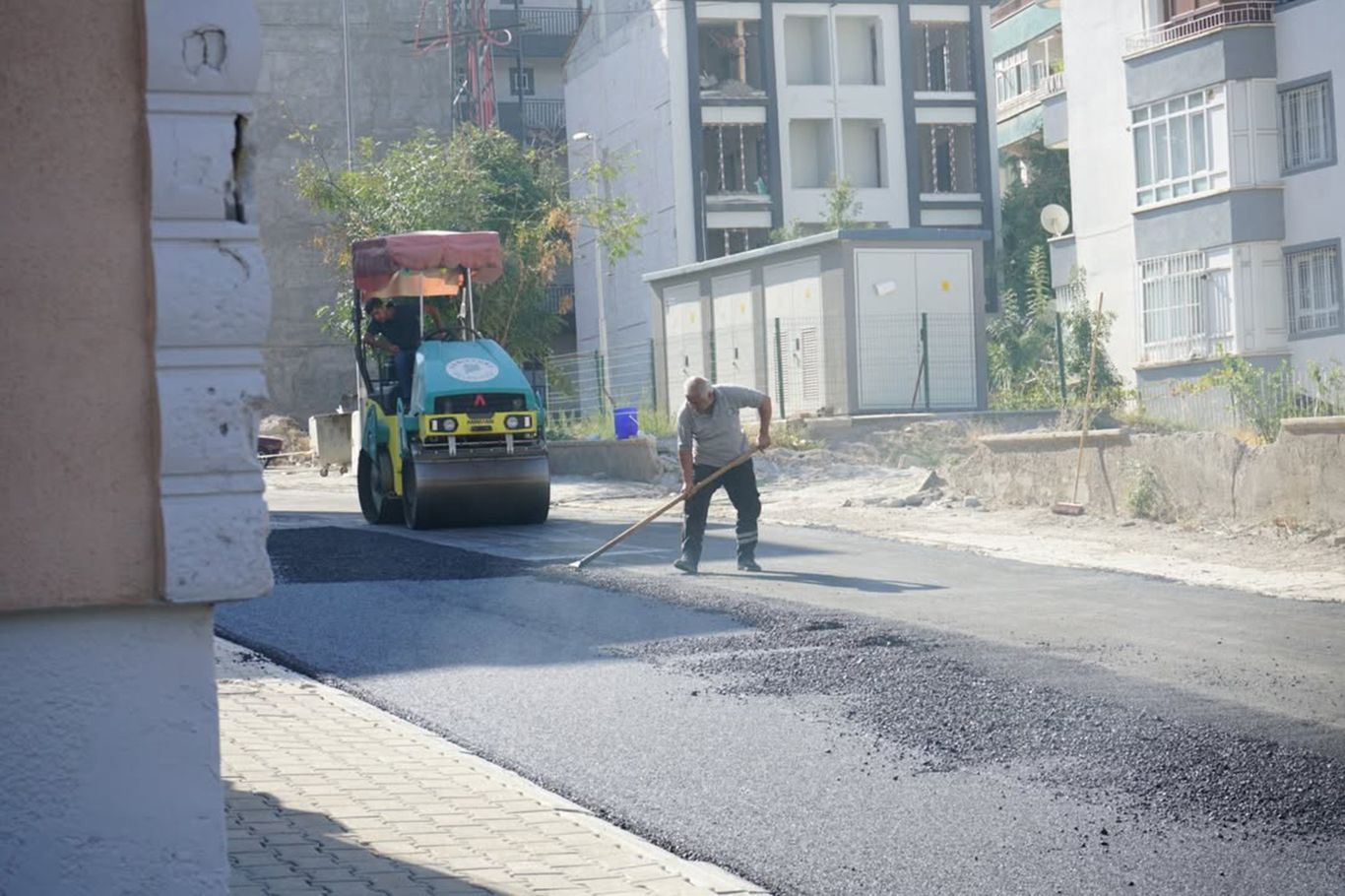 Malatya'da yol açma ve sıcak asfalt çalışmaları devam ediyor
