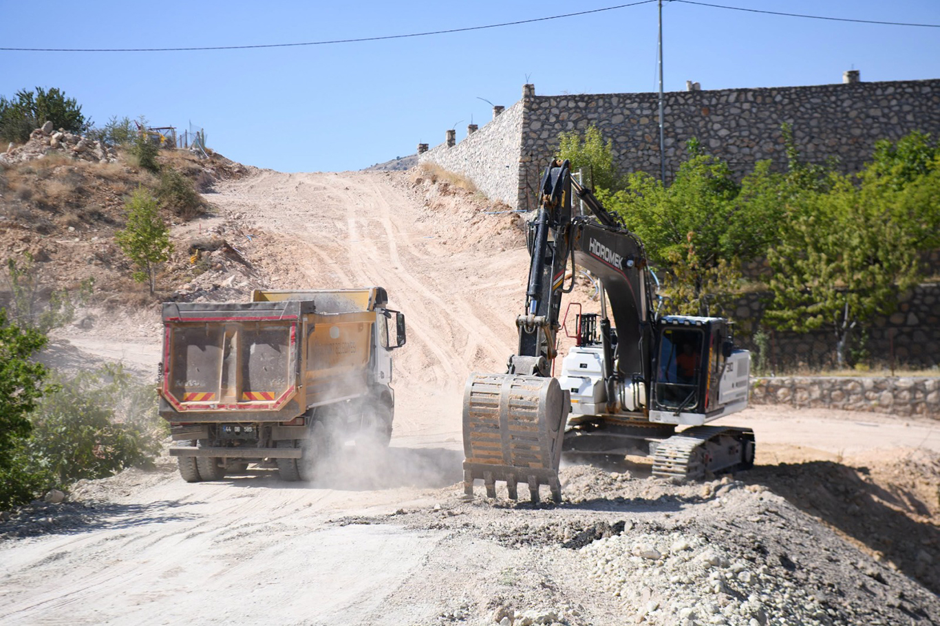 Malatya'da yol açma ve sıcak asfalt çalışmaları devam ediyor
