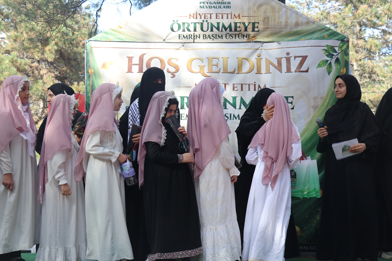 İstanbul'da "Niyet Ettim Örtünmeye, Emrin Başım Üstüne" programı gerçekleştirildi