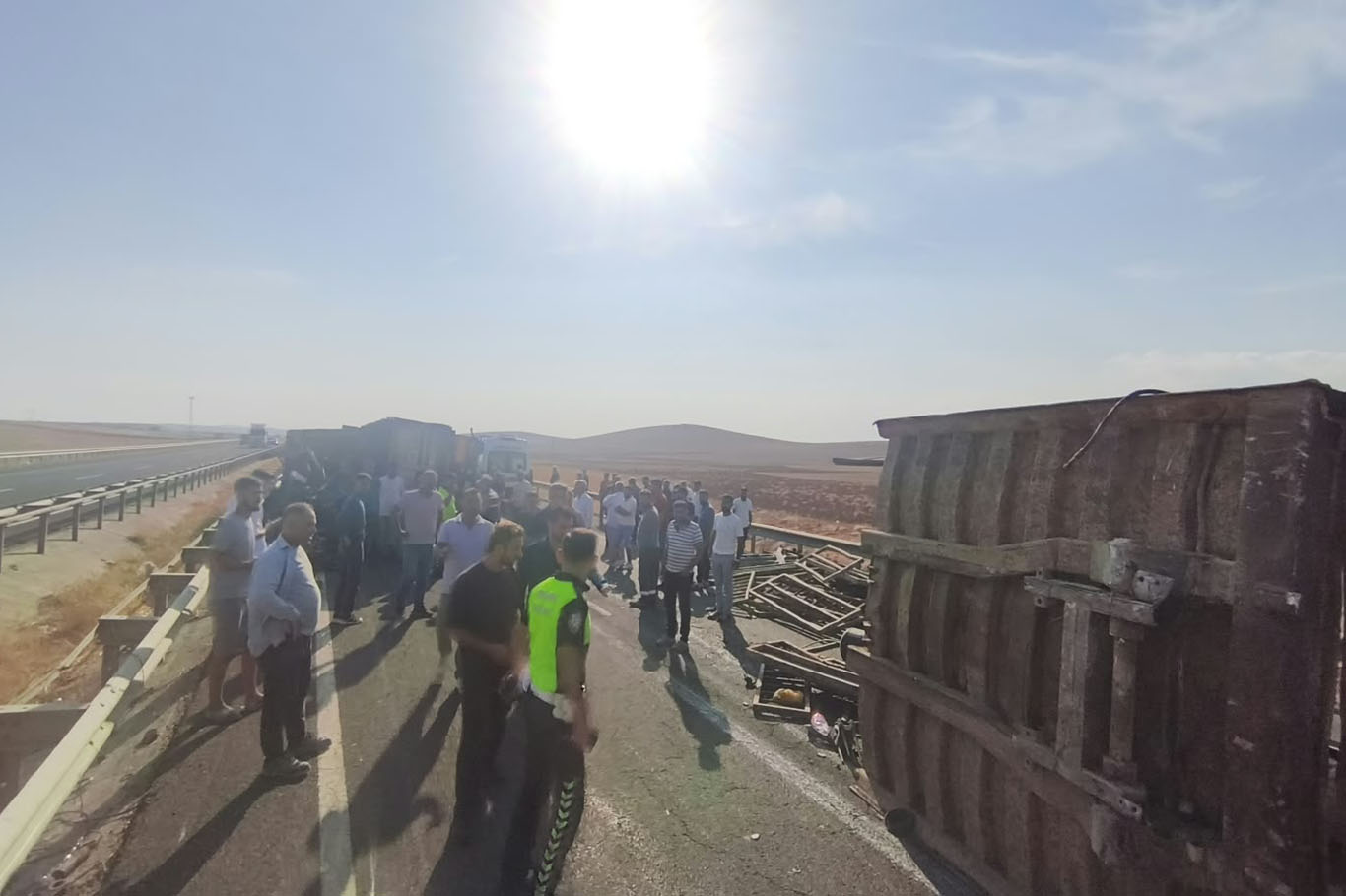 Şanlıurfa'da devrilen tır 20 kilometrelik araç kuyruğuna neden oldu