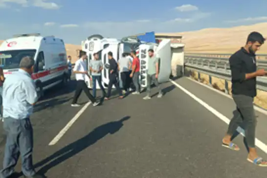 Şanlıurfa'da devrilen tır 20 kilometrelik araç kuyruğuna neden oldu