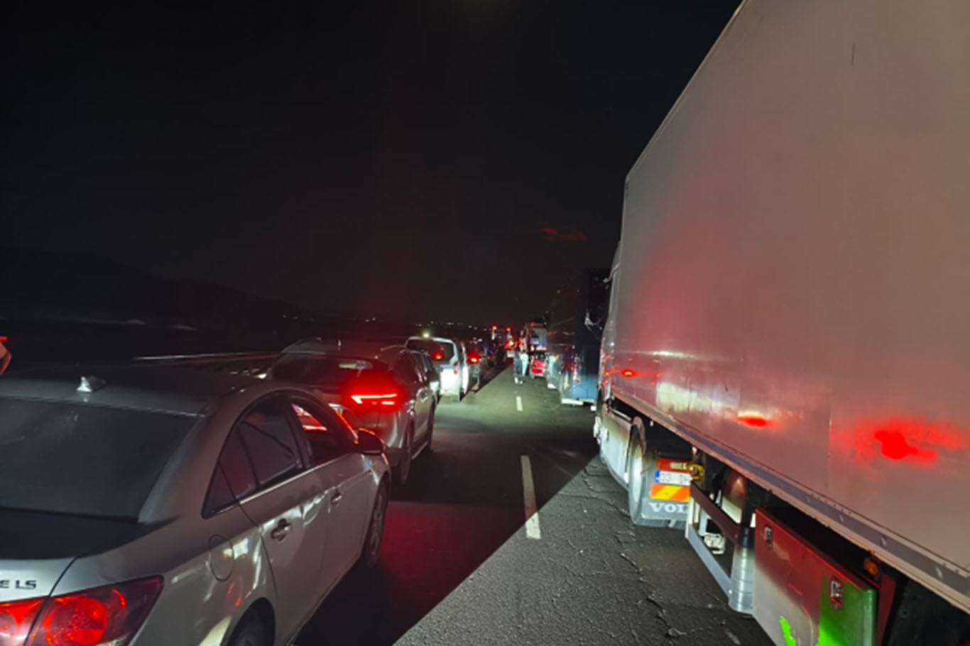 Şanlıurfa'da devrilen tır 20 kilometrelik araç kuyruğuna neden oldu