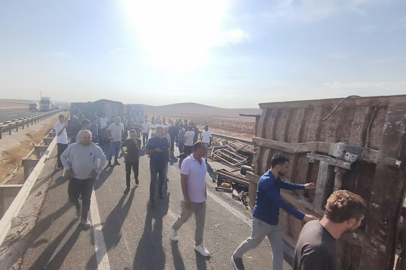 Şanlıurfa'da devrilen tır 20 kilometrelik araç kuyruğuna neden oldu