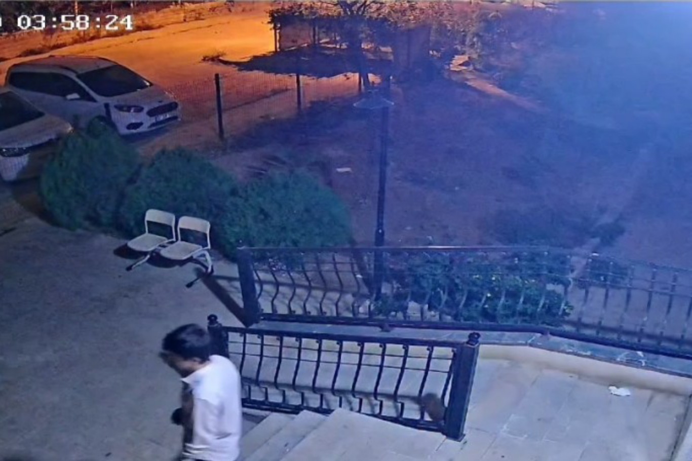 Bina girişindeki motosiklet çalındı: O anlar kameraya yansıdı 