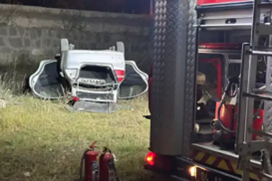 Ağrı'da bir sürücü bisikletliye çarpmamak direksiyonu kırınca kaza yaptı