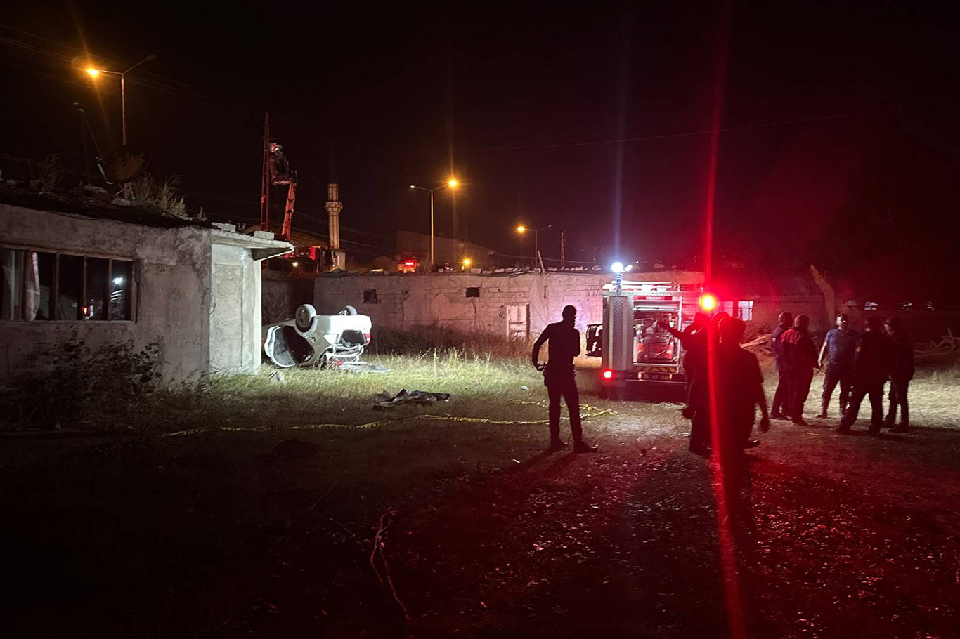 Ağrı'da bir sürücü bisikletliye çarpmamak direksiyonu kırınca kaza yaptı