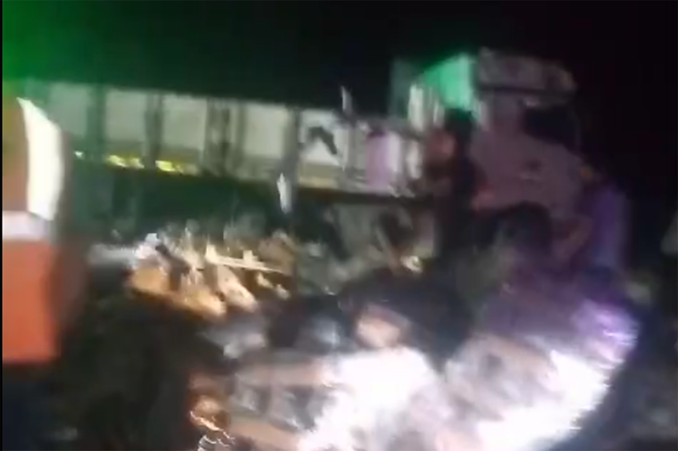 Batman-Diyarbakır yolunda meyve suyu yüklü tır devrildi
