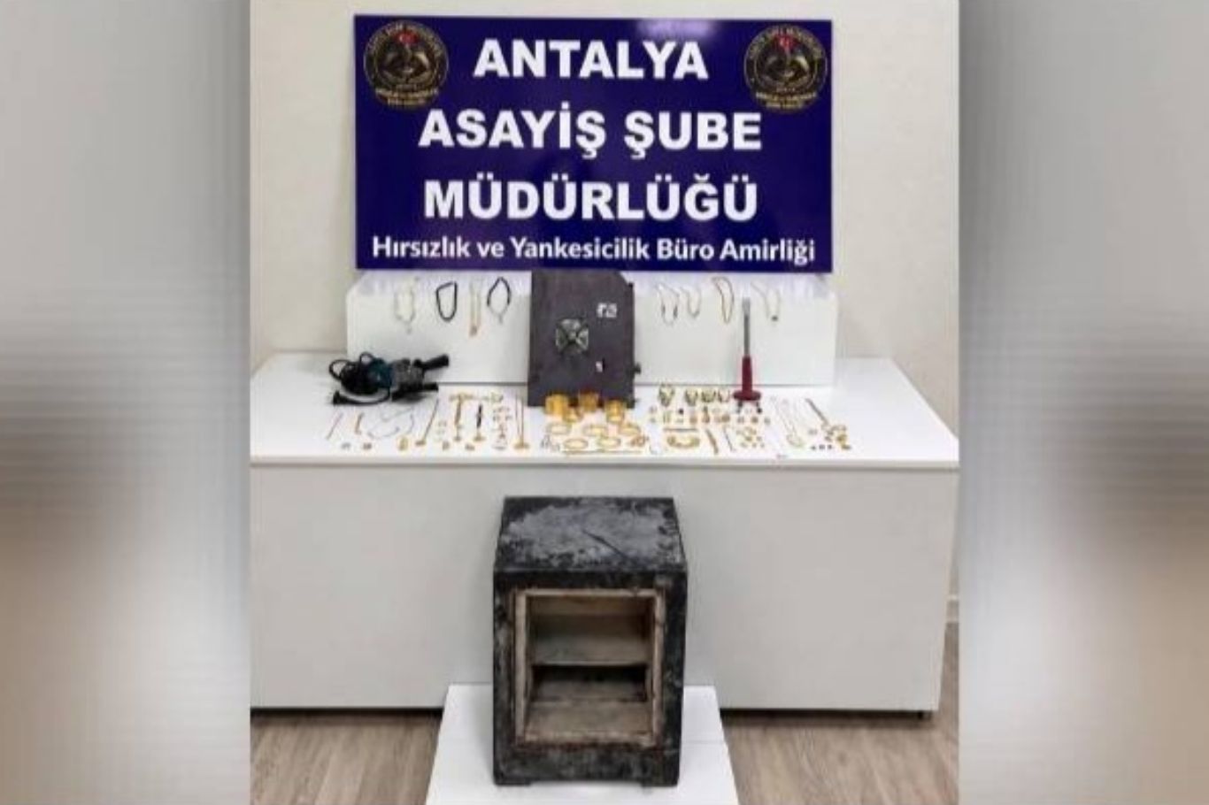 Antalya'da 2 milyon 430 bin liralık ziynet eşyası çalan 4 şüpheli yakalandı