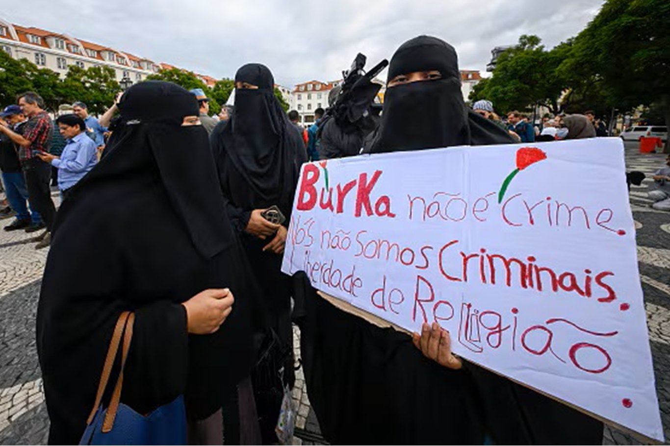 Portekiz'de kamusal alanda yüz maskesi takmak yasaklandı: Yasa, Müslüman kadınları hedef alıyor!