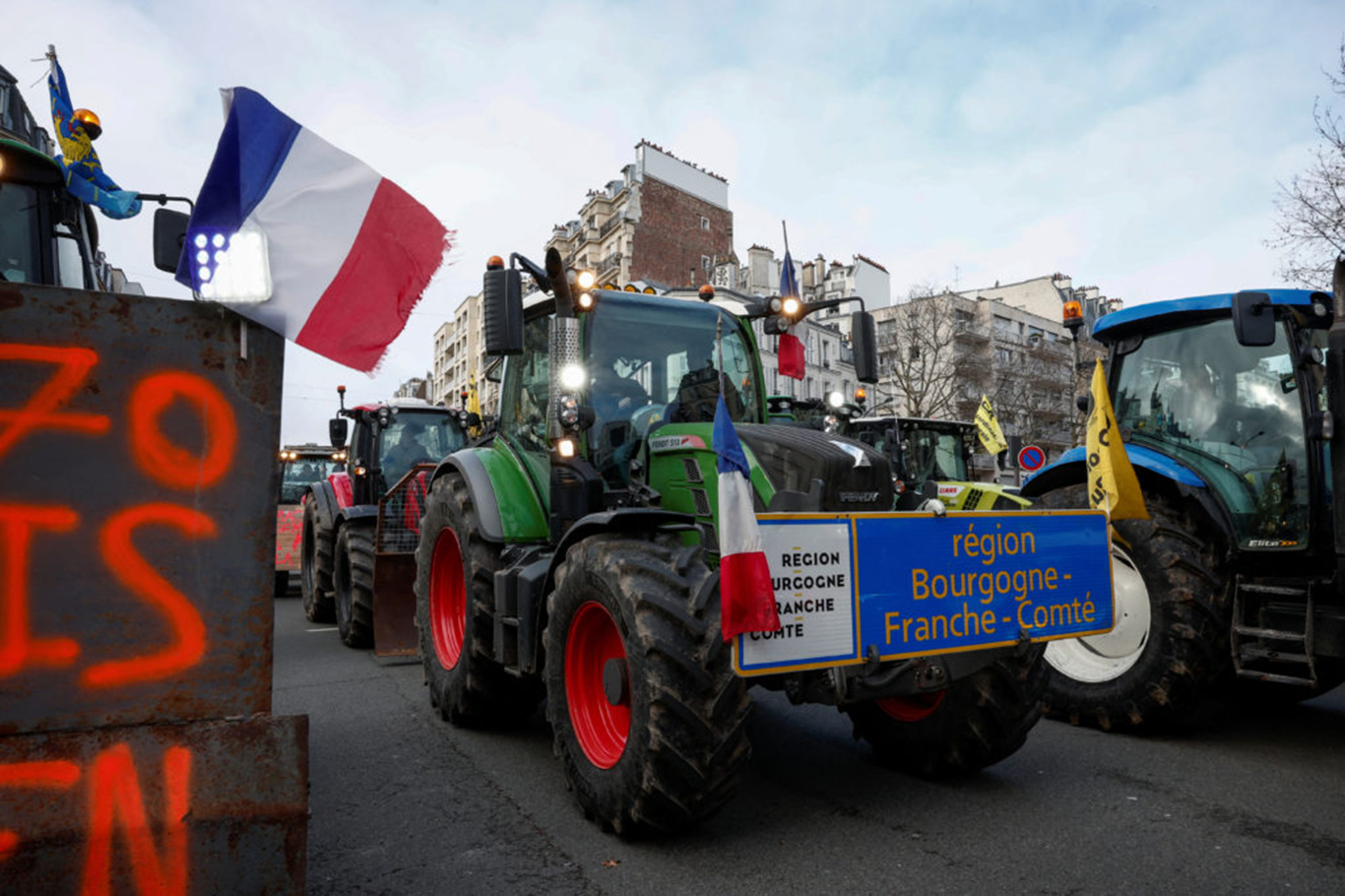 Fransa'da çiftçiler traktörlerle sokağa çıktı