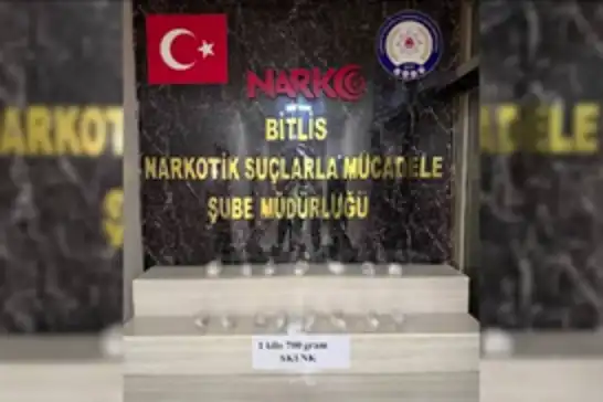 Bitlis'te otomobilde gizlenmiş 1 kilo 700 gram skunk ele geçirildi