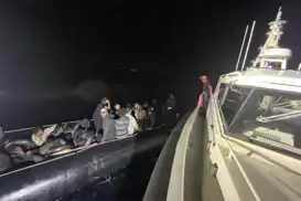İzmir açıklarında 56 düzensiz göçmen yakalandı