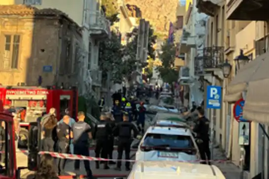 Atina'da meydana gelen patlamada bir bina kısmen çöktü: 3 yaralı