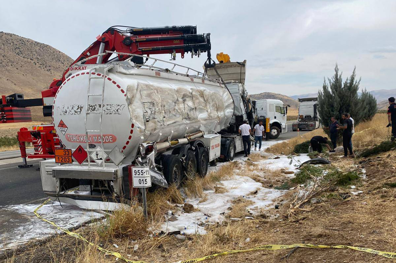 Batman-Hasankeyf yolunda tanker devrildi: 1 yaralı
