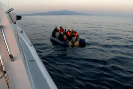 Çanakkale açıklarında arıza yapan bottan 14 düzensiz göçmen kurtarıldı