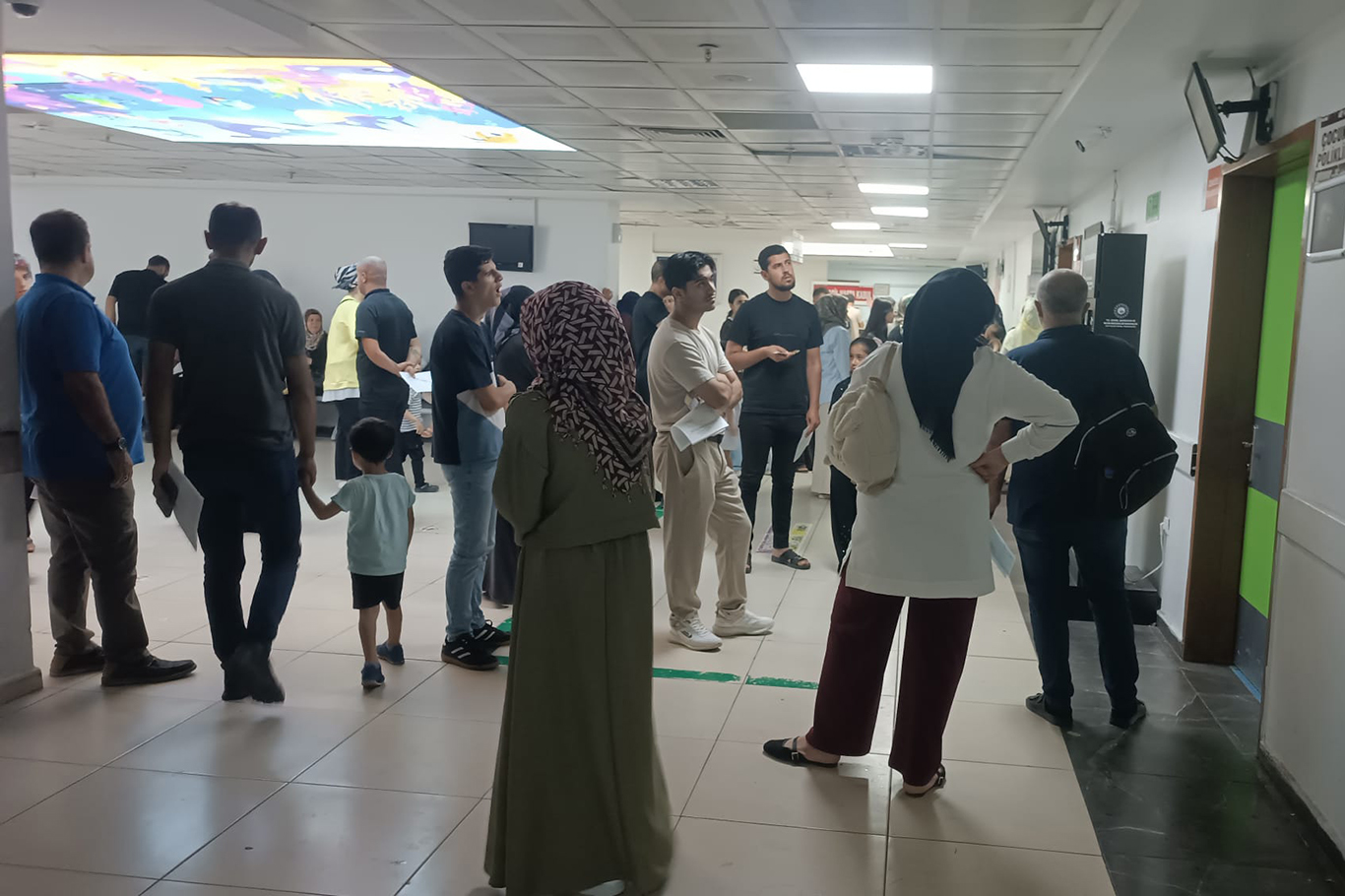 Acil serviste yüzlerce hasta 2 doktorun muayenesini bekliyor