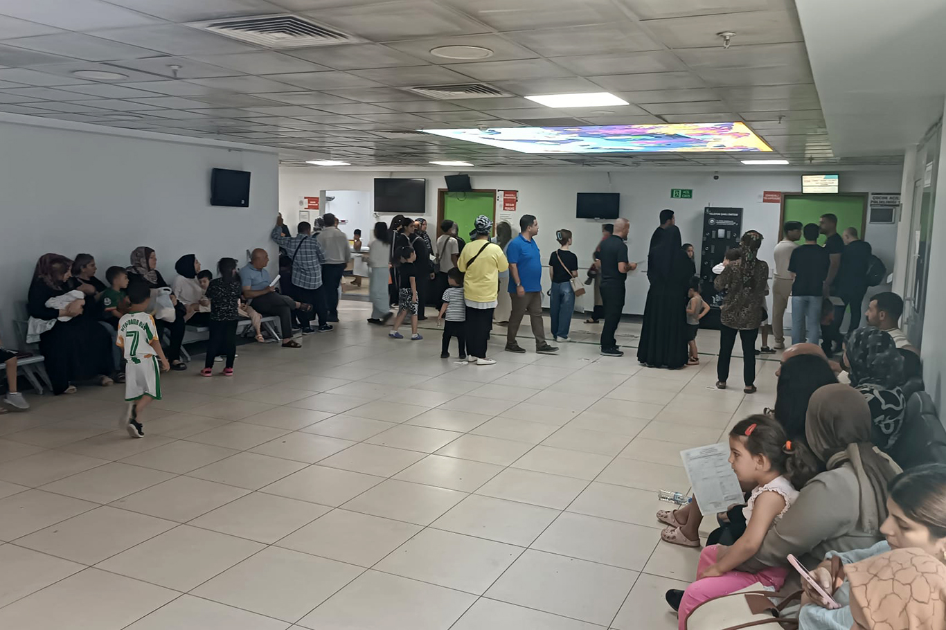 Acil serviste yüzlerce hasta 2 doktorun muayenesini bekliyor