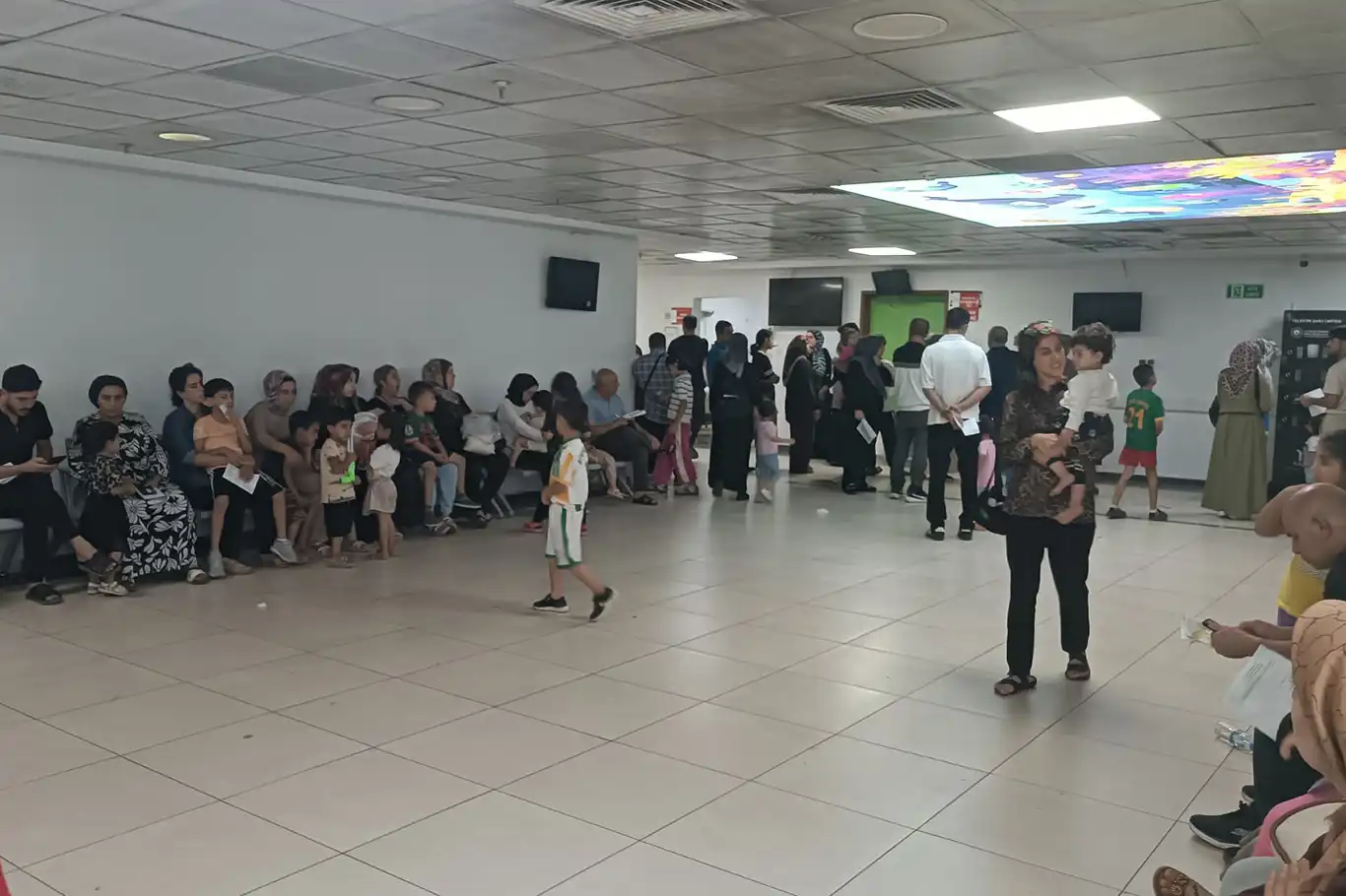 Acil serviste yüzlerce hasta 2 doktorun muayenesini bekliyor