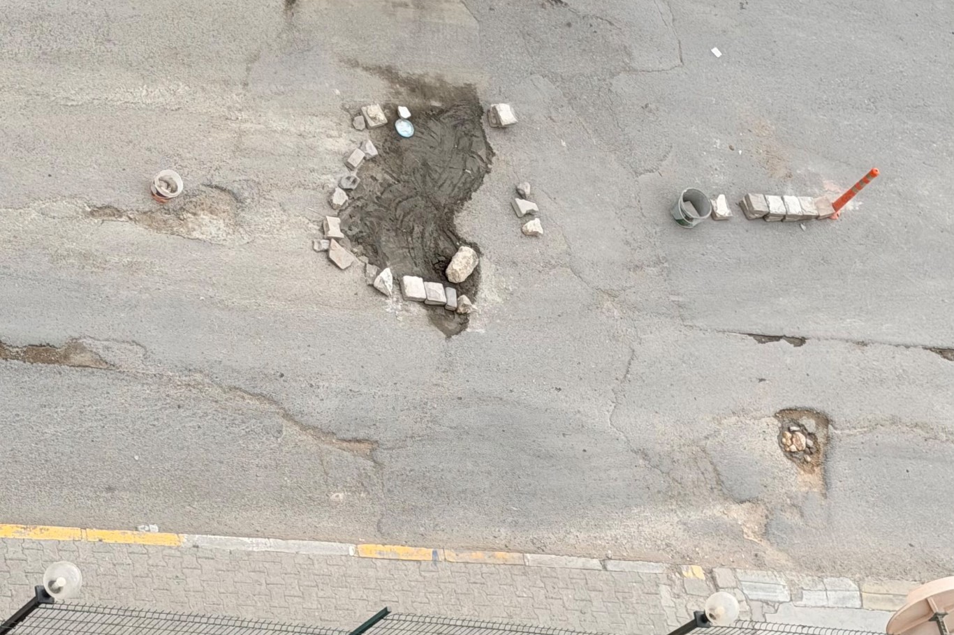Mardin’de altyapı çalışmaları sonrası onarılmayan çukuru halk kendi imkanlarıyla kapattı