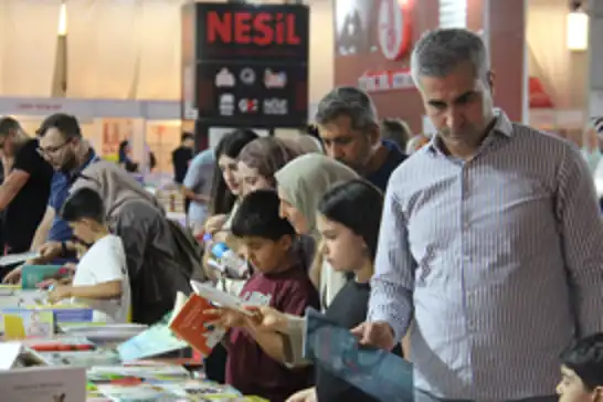 Kitapseverlerden ailelere çağrı: Çocuklar kitaplarla iç içe olmalı