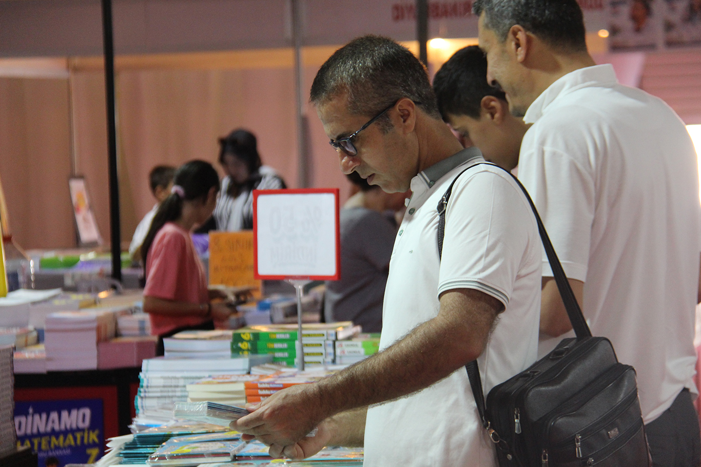 Kitapseverlerden ailelere çağrı: Çocuklar kitaplarla iç içe olmalı