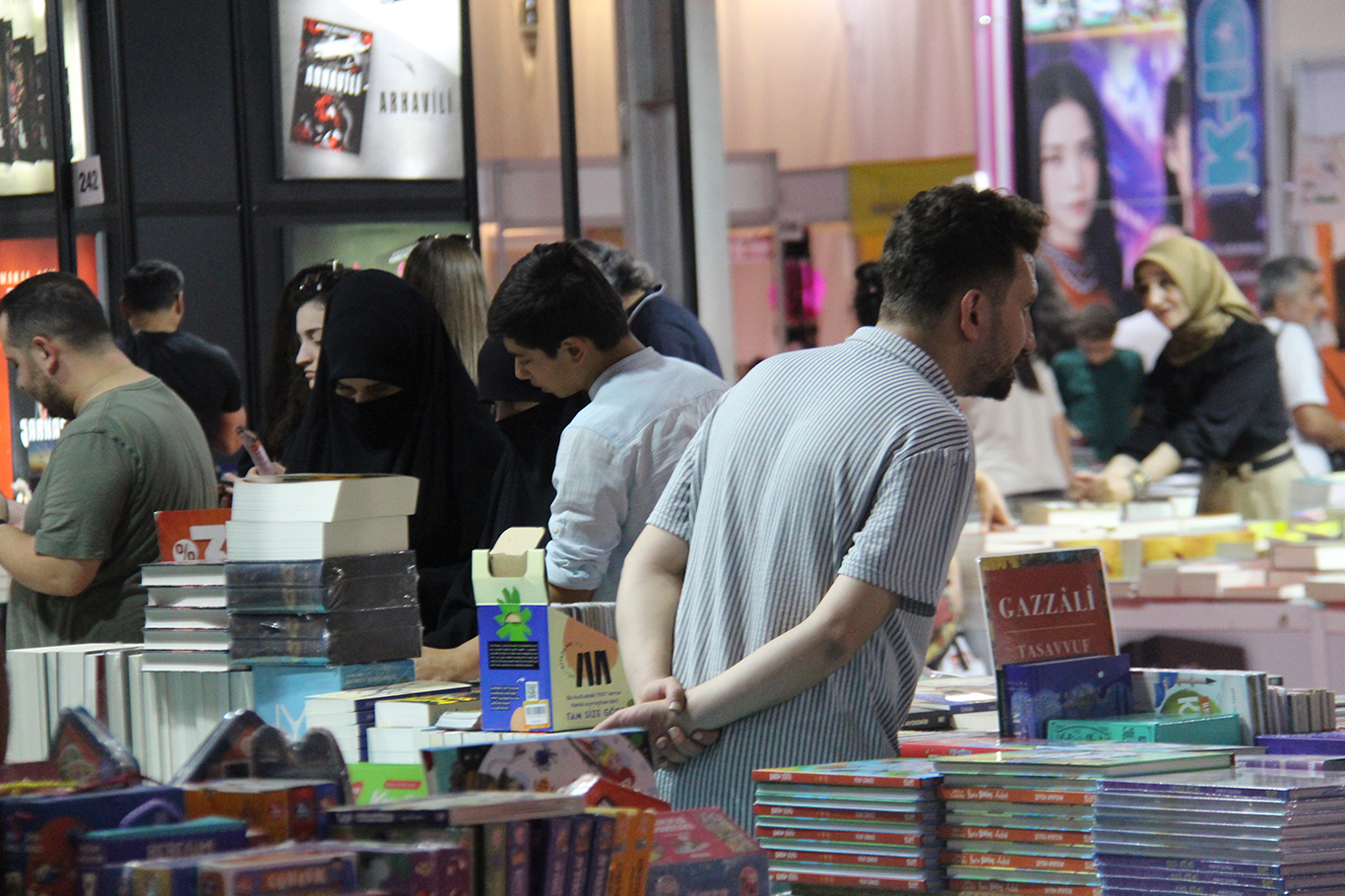 Kitapseverlerden ailelere çağrı: Çocuklar kitaplarla iç içe olmalı