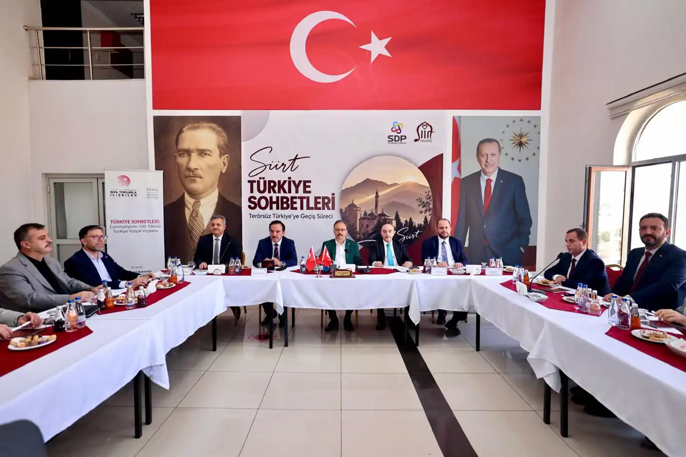 Siirt'te düzenlenen "Türkiye Sohbetleri" toplantısında Terörsüz Türkiye süreci ele alındı 
