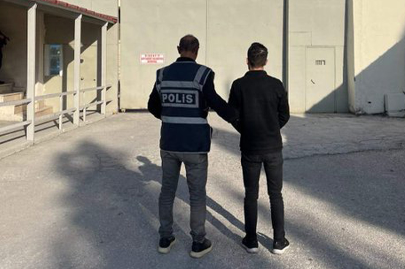 Bilecik’te kendisini polis olarak tanıtıp dolandırıcılık yapan şüpheli tutuklandı
