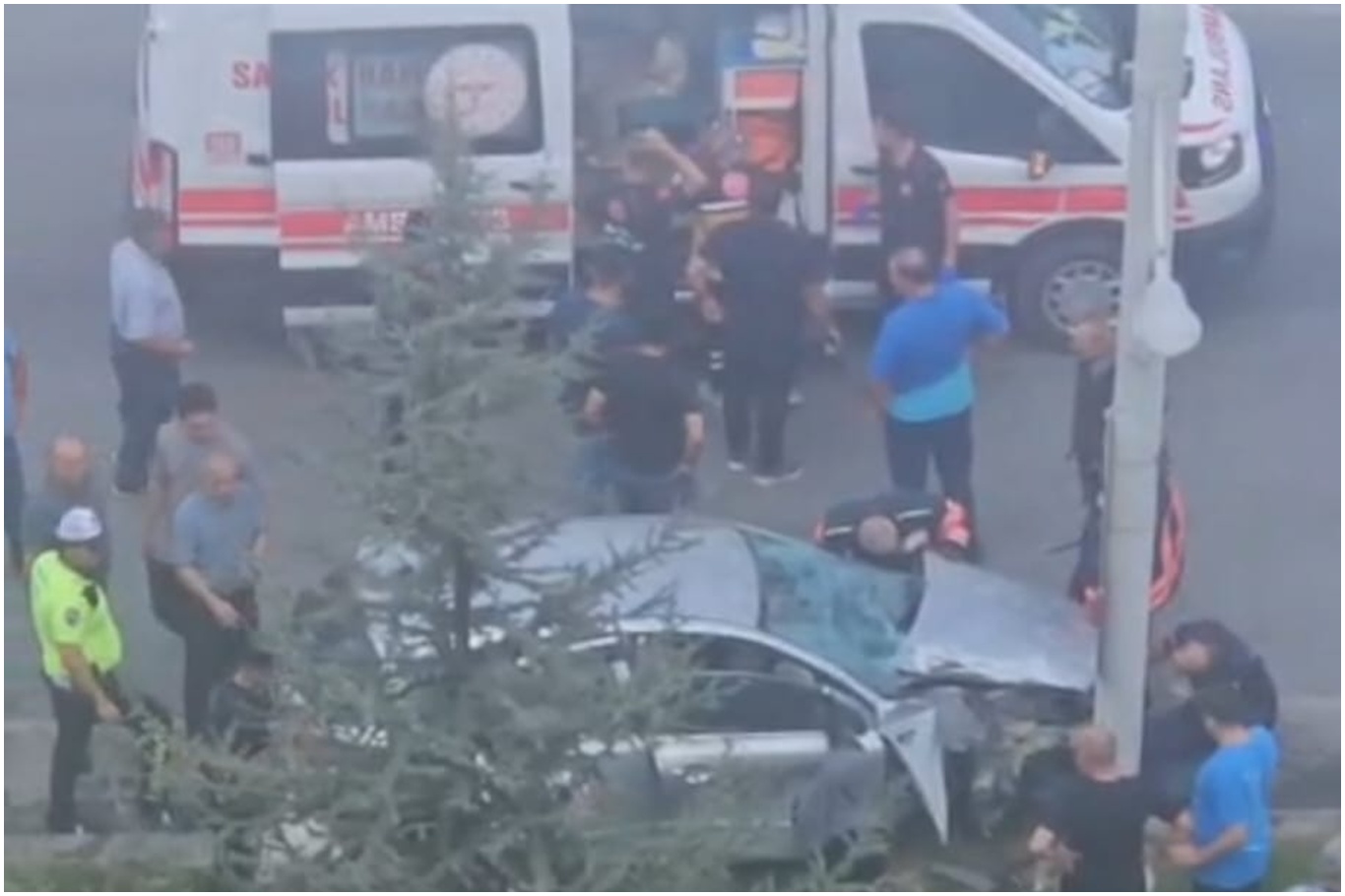Otomobil trambüs direğine çarptı: 2'si çocuk 4 yaralı