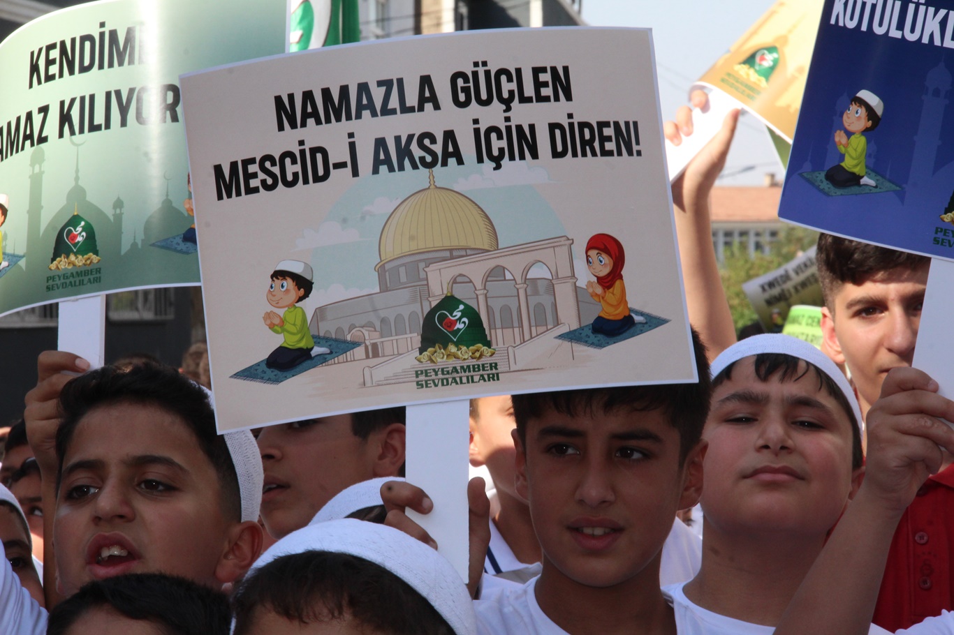 Batman'da "Hayat Namazla Güzeldir" programı binlerce çocuğun katılımıyla tamamlandı