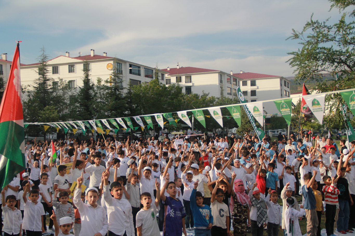 Bingöl'de "Hayat Namazla Güzeldir" temalı eğitim programı coşkulu bir final ile sona erdi