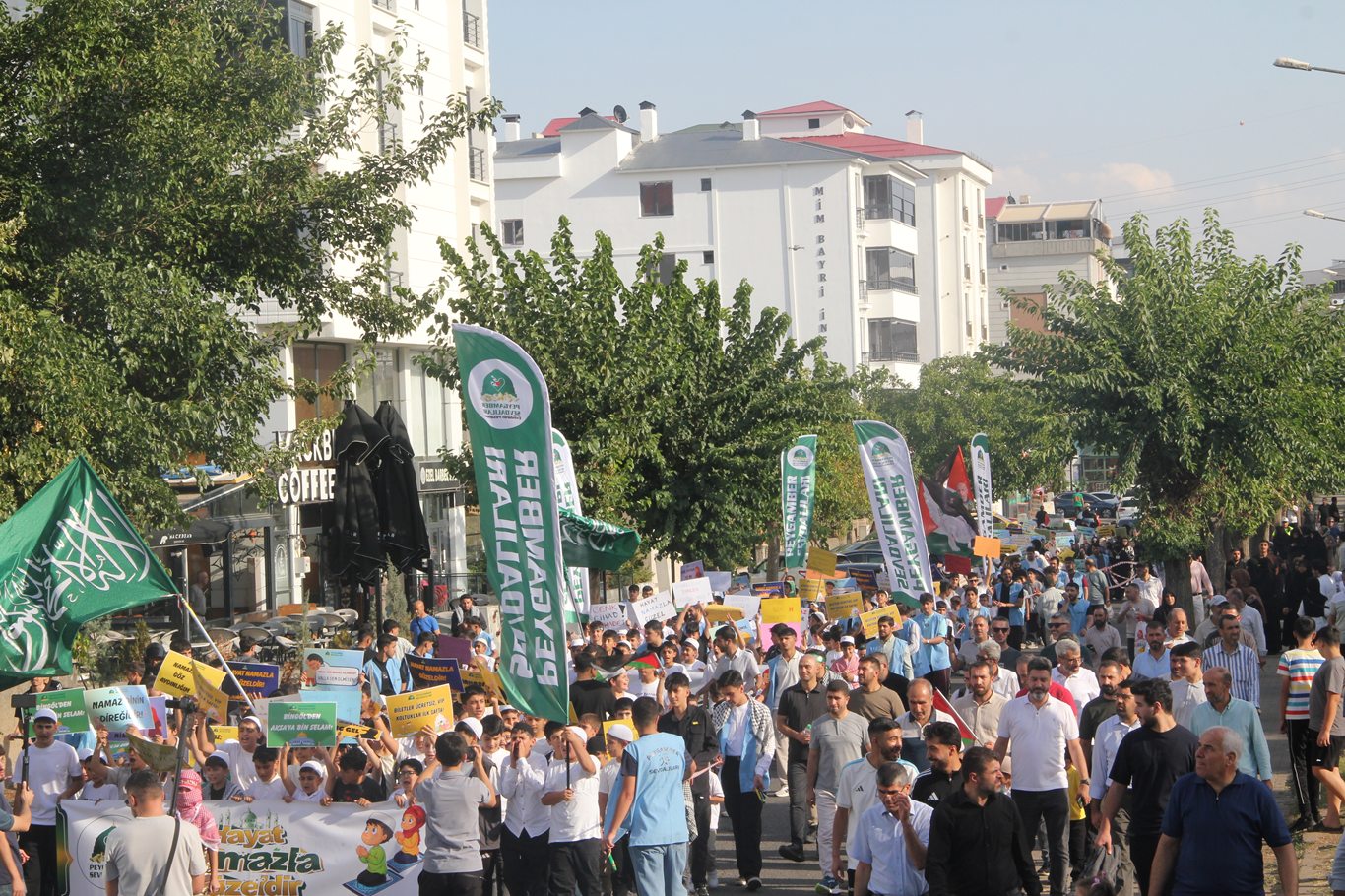 Bingöl'de "Hayat Namazla Güzeldir" temalı eğitim programı coşkulu bir final ile sona erdi