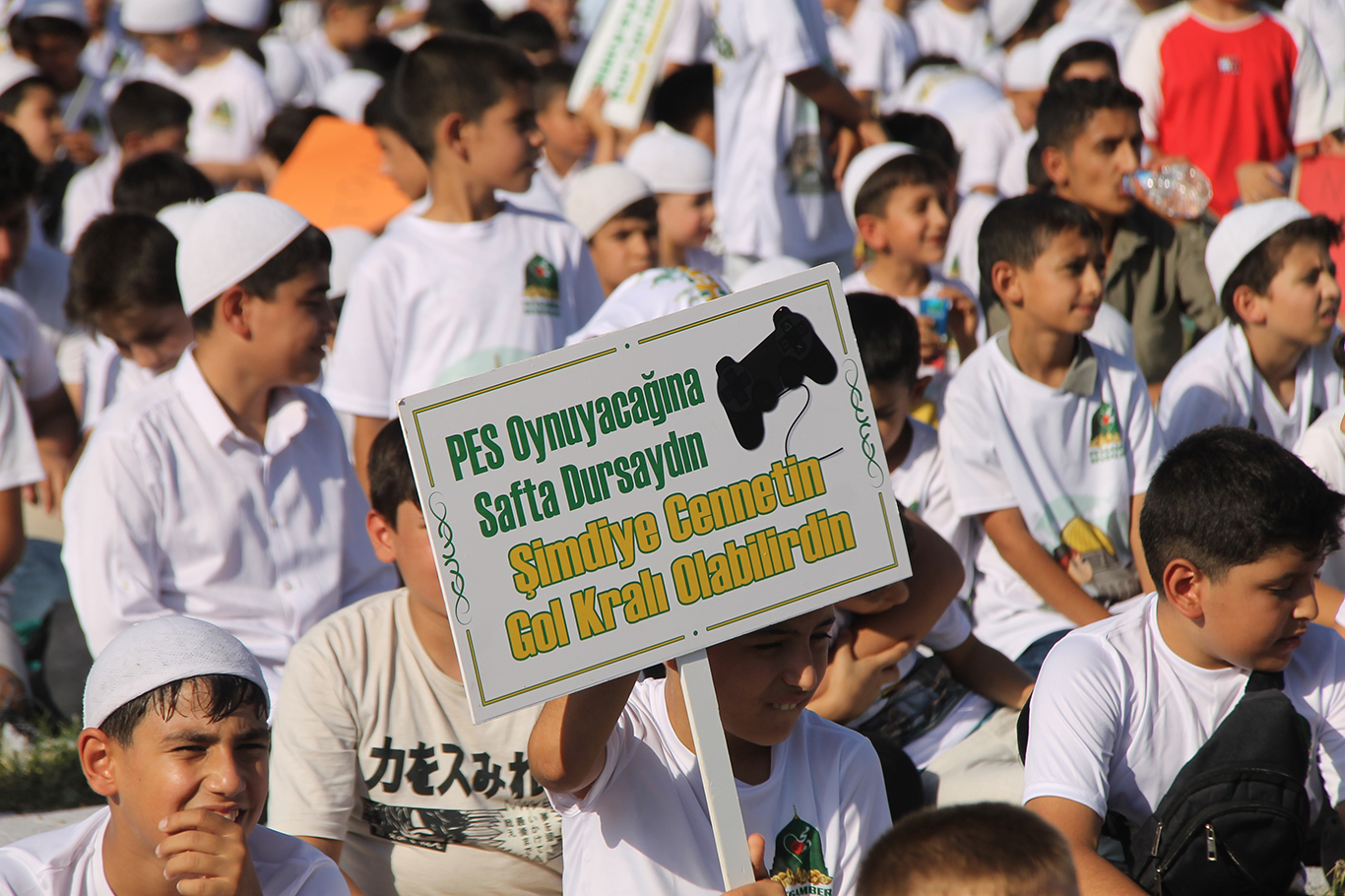 Diyarbakır’da 'Hayat Namazla Güzeldir' programına binlerce çocuk katıldı