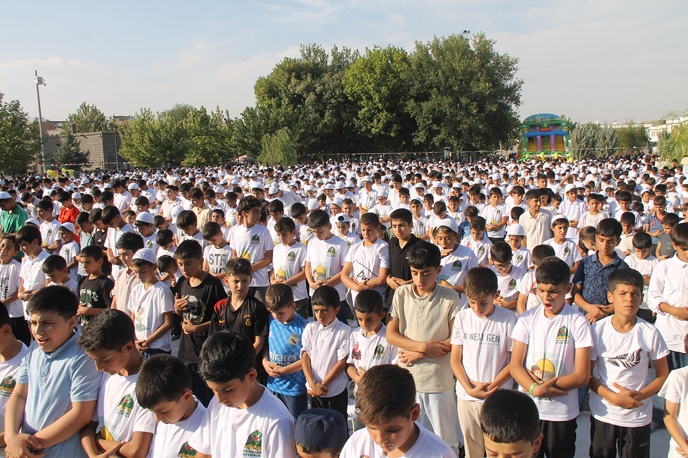 Diyarbakır’da 'Hayat Namazla Güzeldir' programına binlerce çocuk katıldı