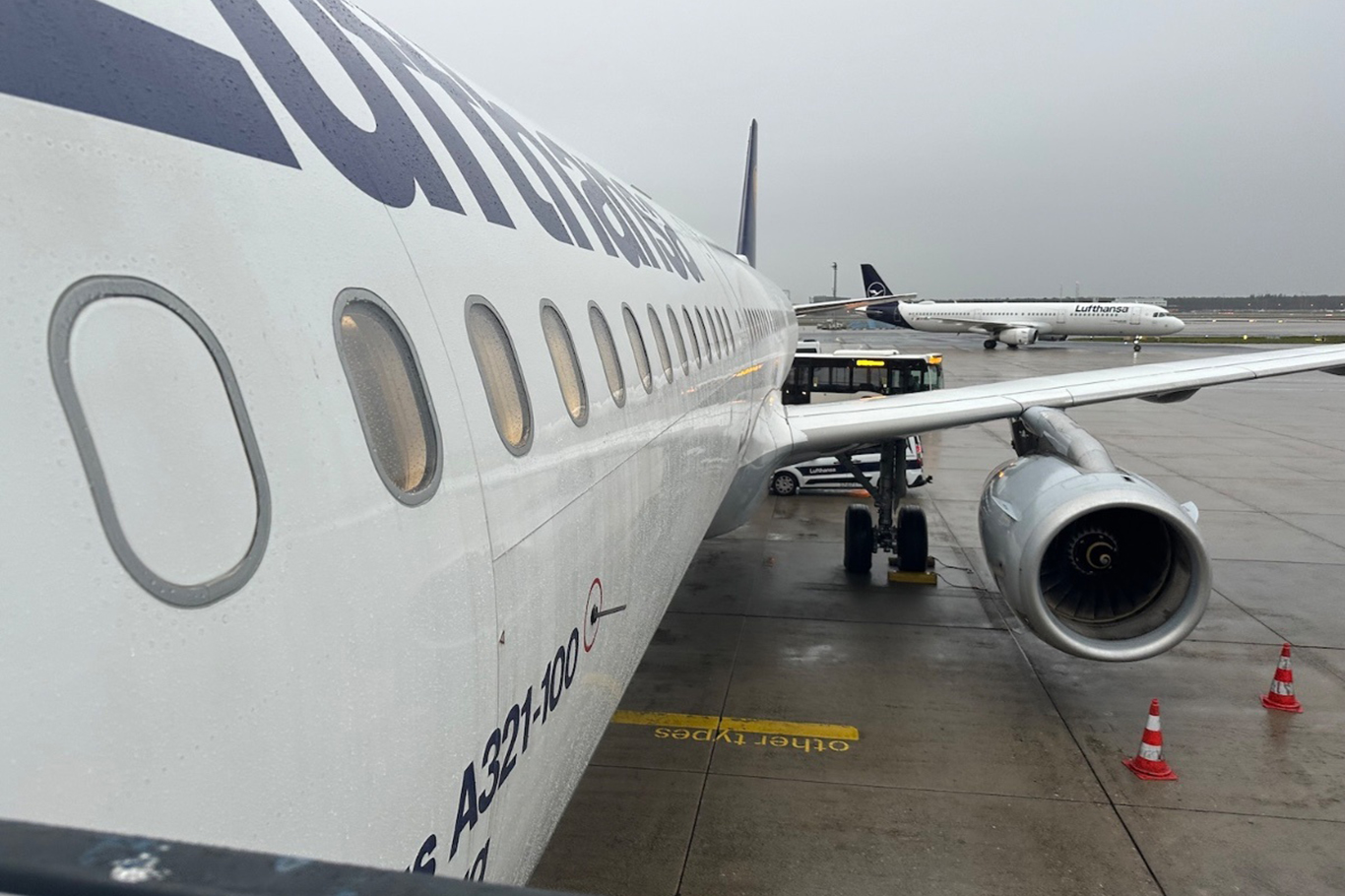 Lufthansa uçağında taşınabilir şarj cihazı alev aldı