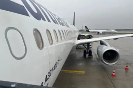 Lufthansa uçağında taşınabilir şarj cihazı alev aldı