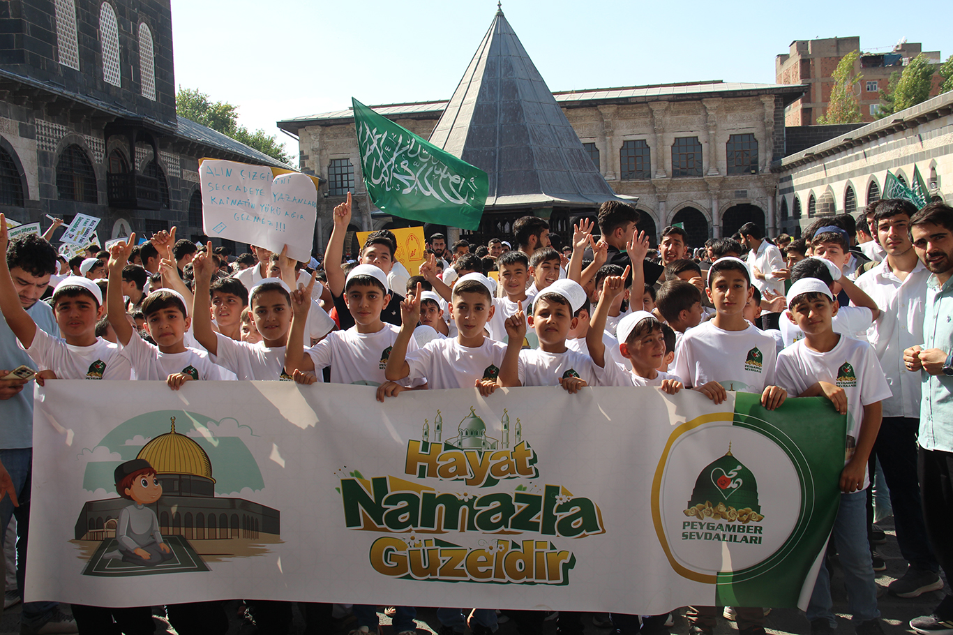 Miniklerden "Hayat Namazla Güzeldir" finalinde renkli değerlendirmeler 